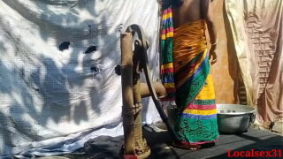 Aunty mulaiyil grapes thadavi sappum tamil sex video Video