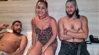 Casal Tesao Insano pela primeira vez no porno fazendo sexo a tres com outro homem – Leo Ogro – Trailler