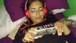 I have sex with a girl who likes to watch porn while being penetrated Video