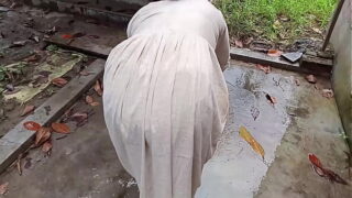 अजनबी पानी पीने अंदर आया और मुझे चोद कर चला गया Video